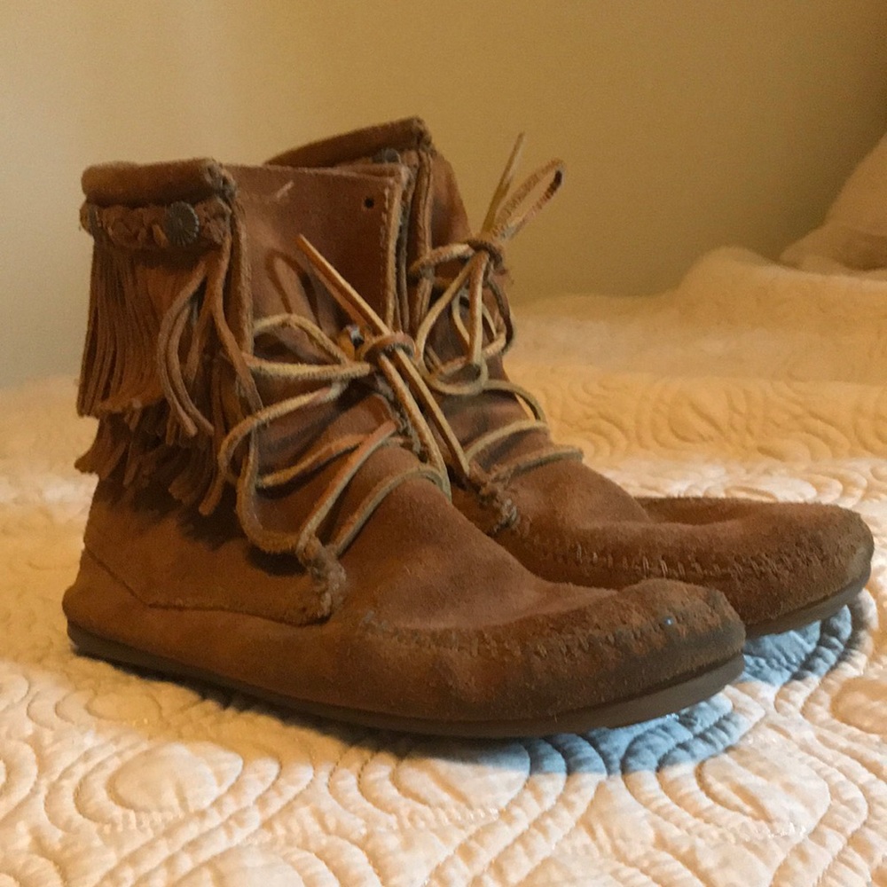 Minnetonka double fringe tramper boot